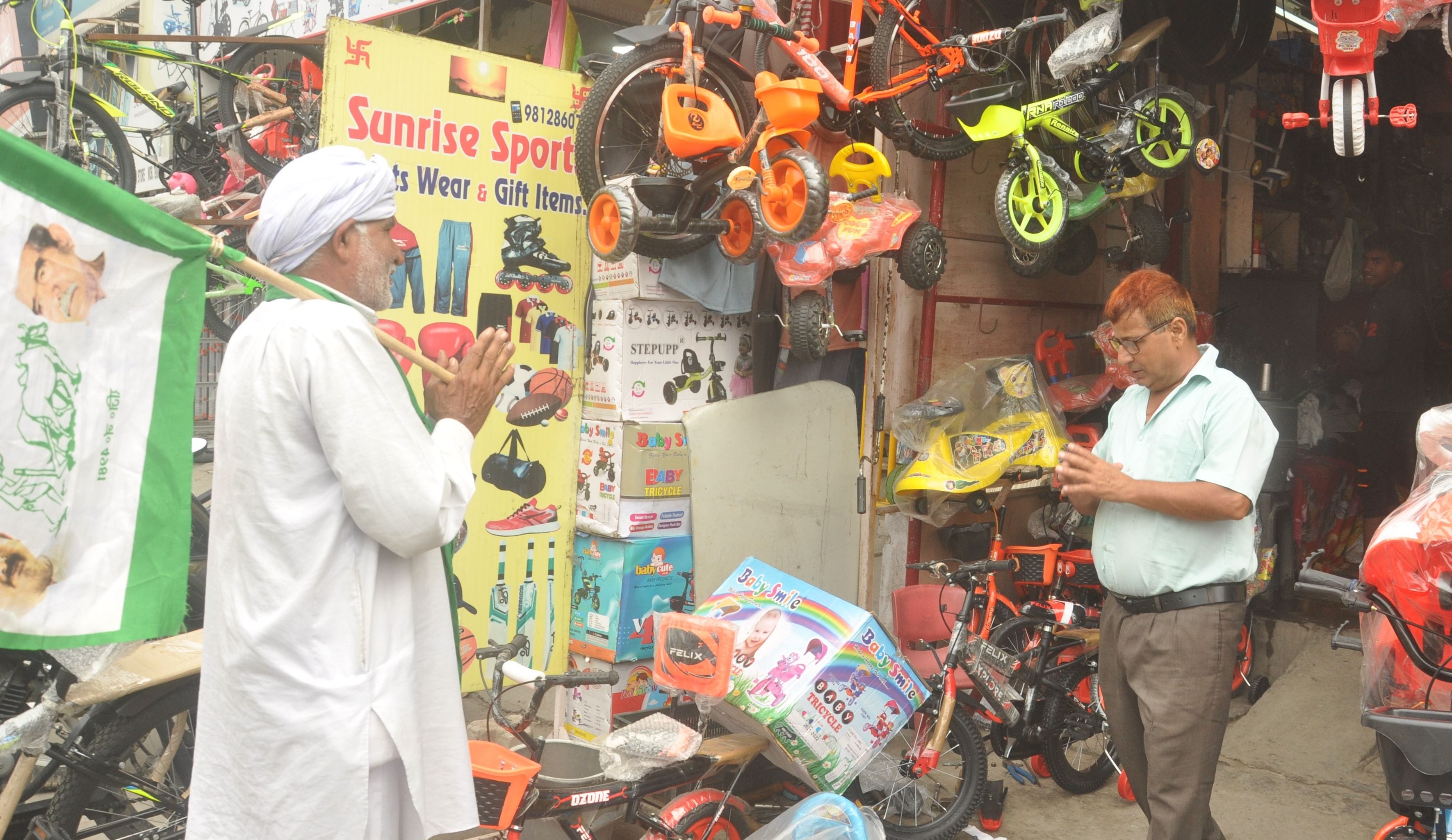 भारत बंद के दौरान गोहाना चौक पर दुकनदार से दुकान बंद करने की अपील करता किसान।  संवाद 