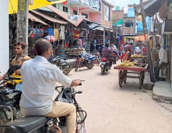 कस्बा कुलपहाड़ में मुख्य बाजार की खुलीं दुकानें