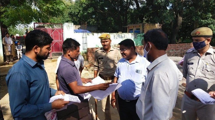 नजीबाबाद के गढ़मलपुर में राजस्व कर्मचारियों से जानकारी करते तहसीलदार। नजीबाबाद के गढ़मलपुर में राजस्व कर्मचारियों से जानकारी करते तहसीलदार।