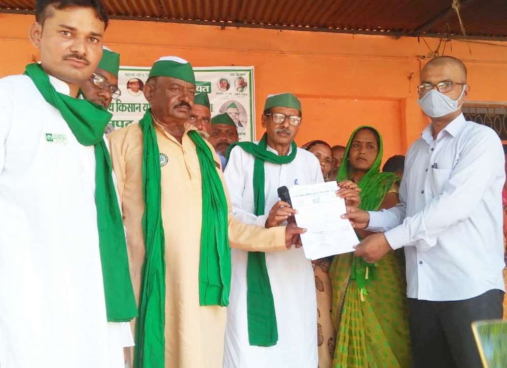 कबरई में तहसीलदार को ज्ञापन सौंपते भाकियू कार्यकर्ता