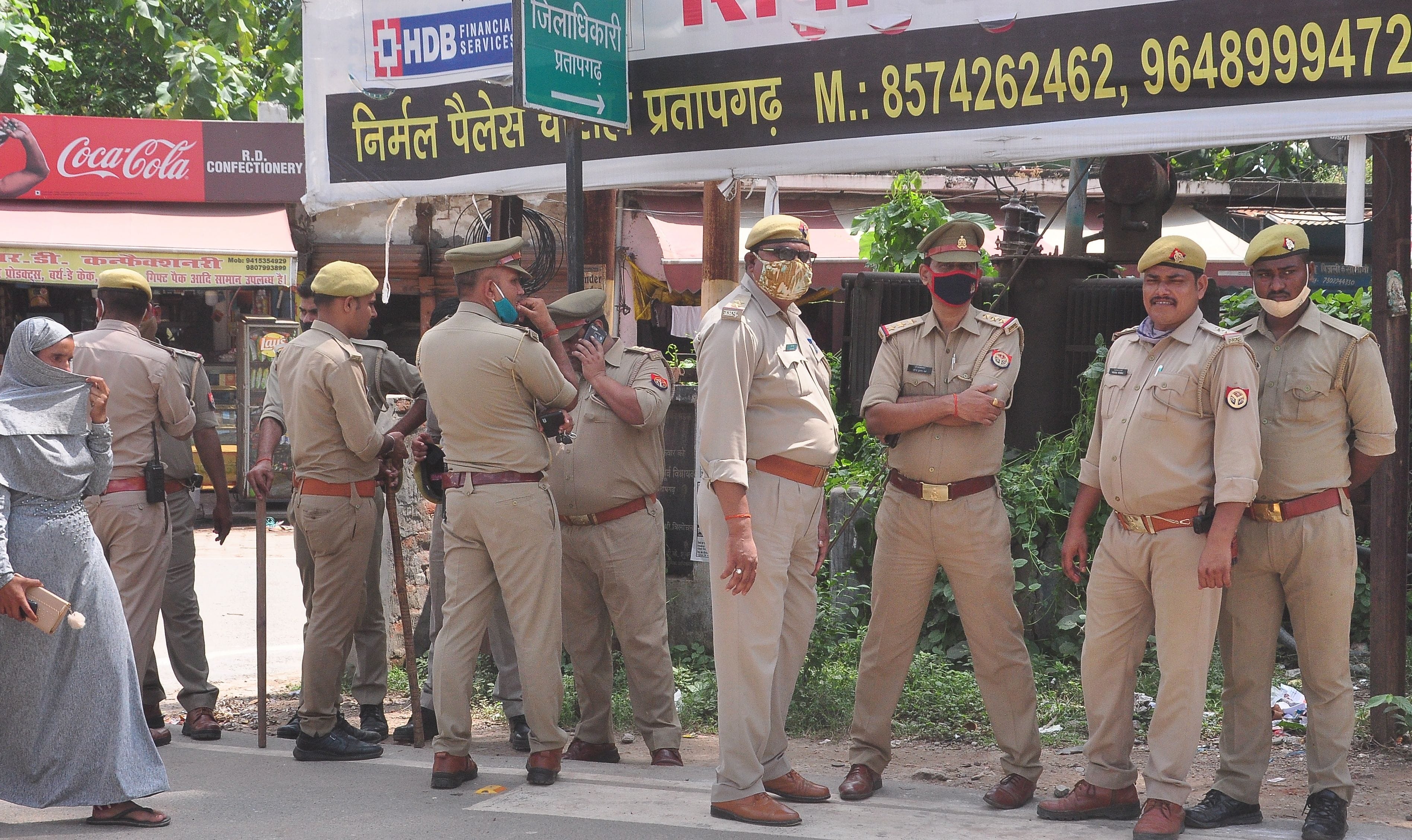कांग्रेस के प्रदर्शन के मद्देनजर कचहरी के बगल चौराहे पर तैनात पुलिस। संवाद