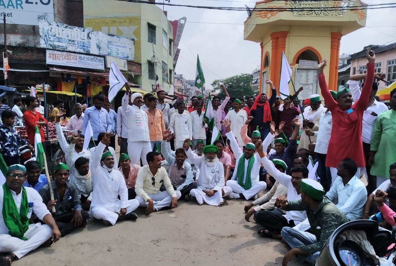घंटाघर पर प्रदर्शन करते बुंदेलखण्ड किसान यूनियन के कार्यकर्ता घंटाघर पर प्रदर्शन करते बुंदेलखण्ड किसान यूनियन के कार्यकर्ता