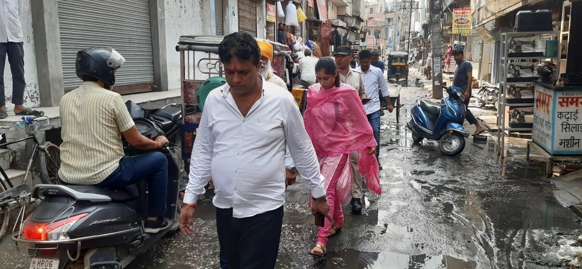 पानीपत। भरे हुए गंदे पानी में से निकलकर जाती हुई मेयर अवनीत कौर व अन्य। पानीपत। भरे हुए गंदे पानी में से निकलकर जाती हुई मेयर अवनीत कौर व अन्य।