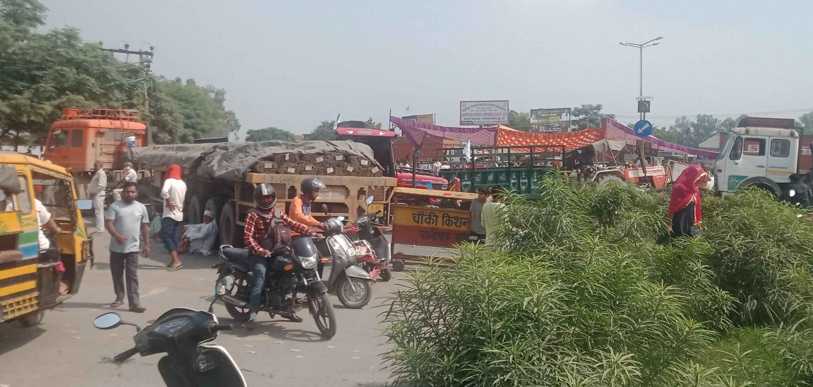इसराना। गांव डाहर गोल चक्र पर अडा कर खड़े किए गए ट्रैक्टर व ट्रालियां।