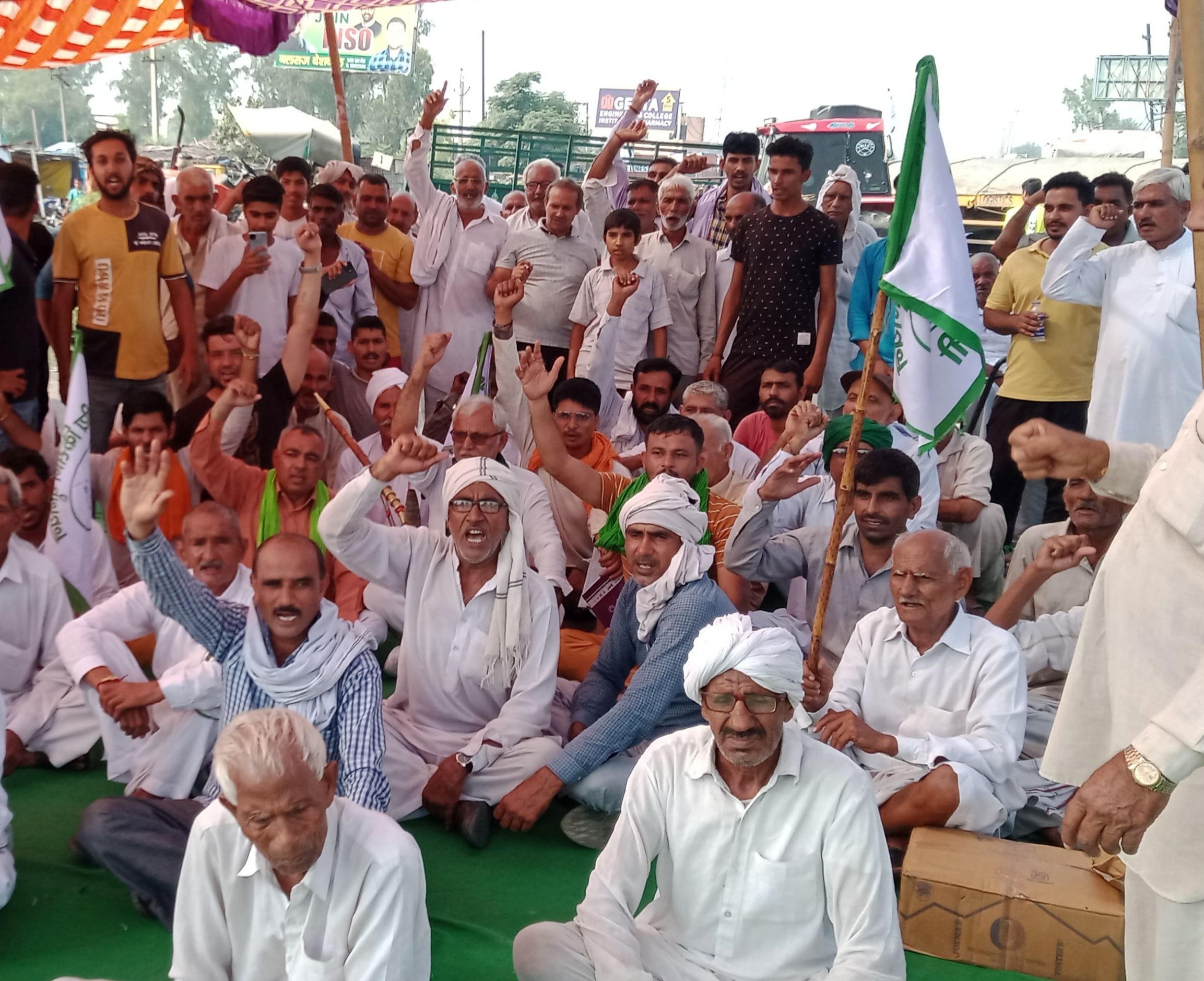 पानीपत। गांव डाहर के पास हाईवे पर टेंट लगा बैठे किसान विरोध जताते हुए। पानीपत। गांव डाहर के पास हाईवे पर टेंट लगा बैठे किसान विरोध जताते हुए।