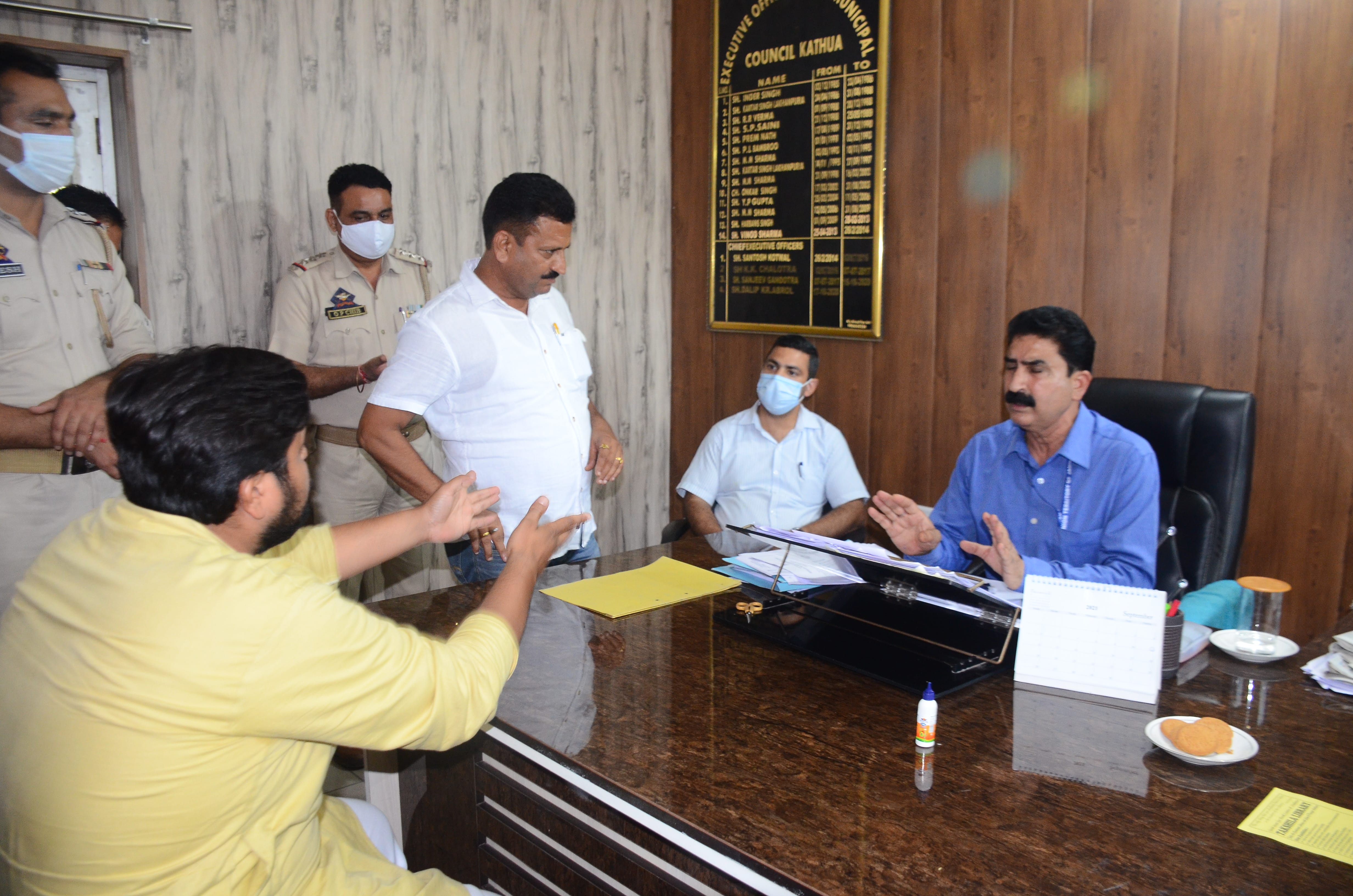 फ्लोर टेस्ट के दौरान नगर परिषद के मुख्य कार्यकारी अधिकारी से समय बढ़ाने की मांग करते विपक्षी पार? फ्लोर टेस्ट के दौरान नगर परिषद के मुख्य कार्यकारी अधिकारी से समय बढ़ाने की मांग करते विपक्षी पार?