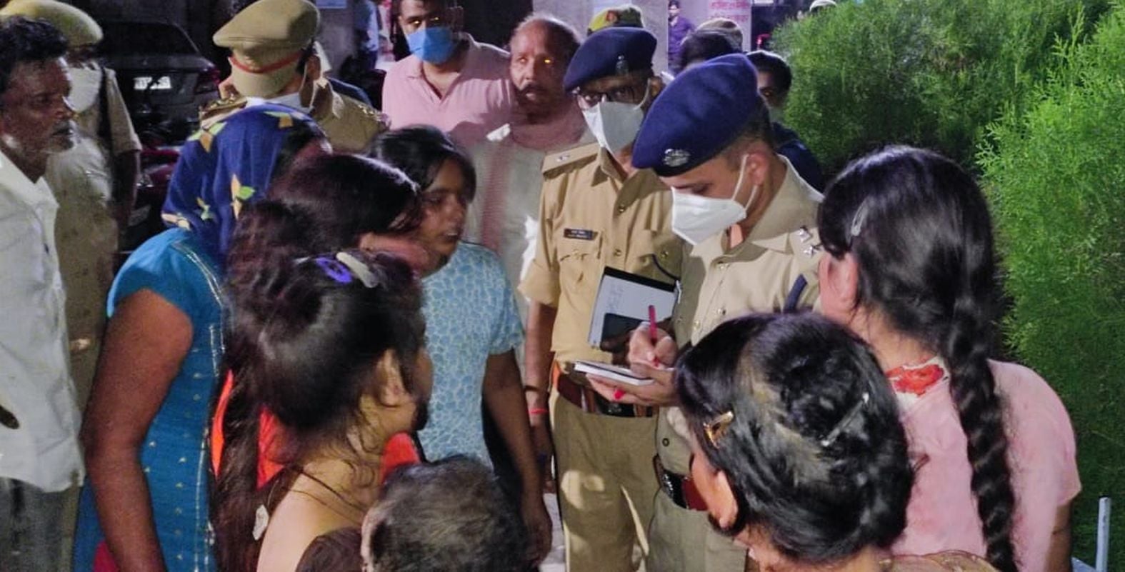 लोहिया अस्पताल में शिवा के परिजनों से जानकारी करते एसपी अशोक कुमार मीणा। संवाद लोहिया अस्पताल में शिवा के परिजनों से जानकारी करते एसपी अशोक कुमार मीणा। संवाद
