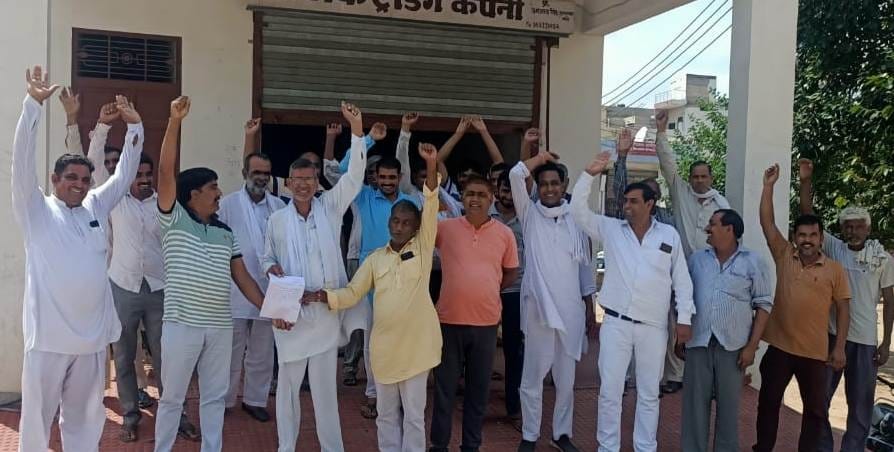 सतनाली में बाजरा खरीद केंद्रों की सूची में सतनाली अनाज मंडी का नाम नहीं होने पर रोष जताते किसान व ?