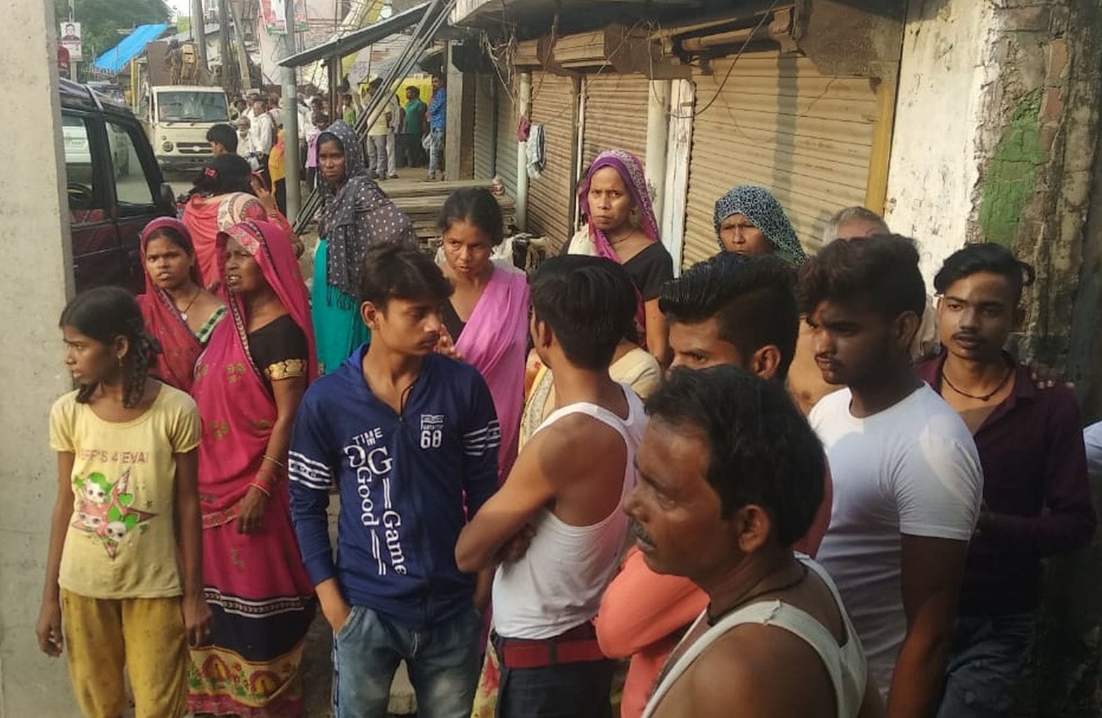 चिलसरा रोड पर चुंगी के पास हत्या के बाद लगी भीड़। संवाद चिलसरा रोड पर चुंगी के पास हत्या के बाद लगी भीड़। संवाद