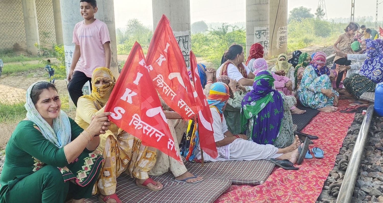 नरवाना में रेलवे ट्रेक पर बैठी महिलाएं। नरवाना में रेलवे ट्रेक पर बैठी महिलाएं।