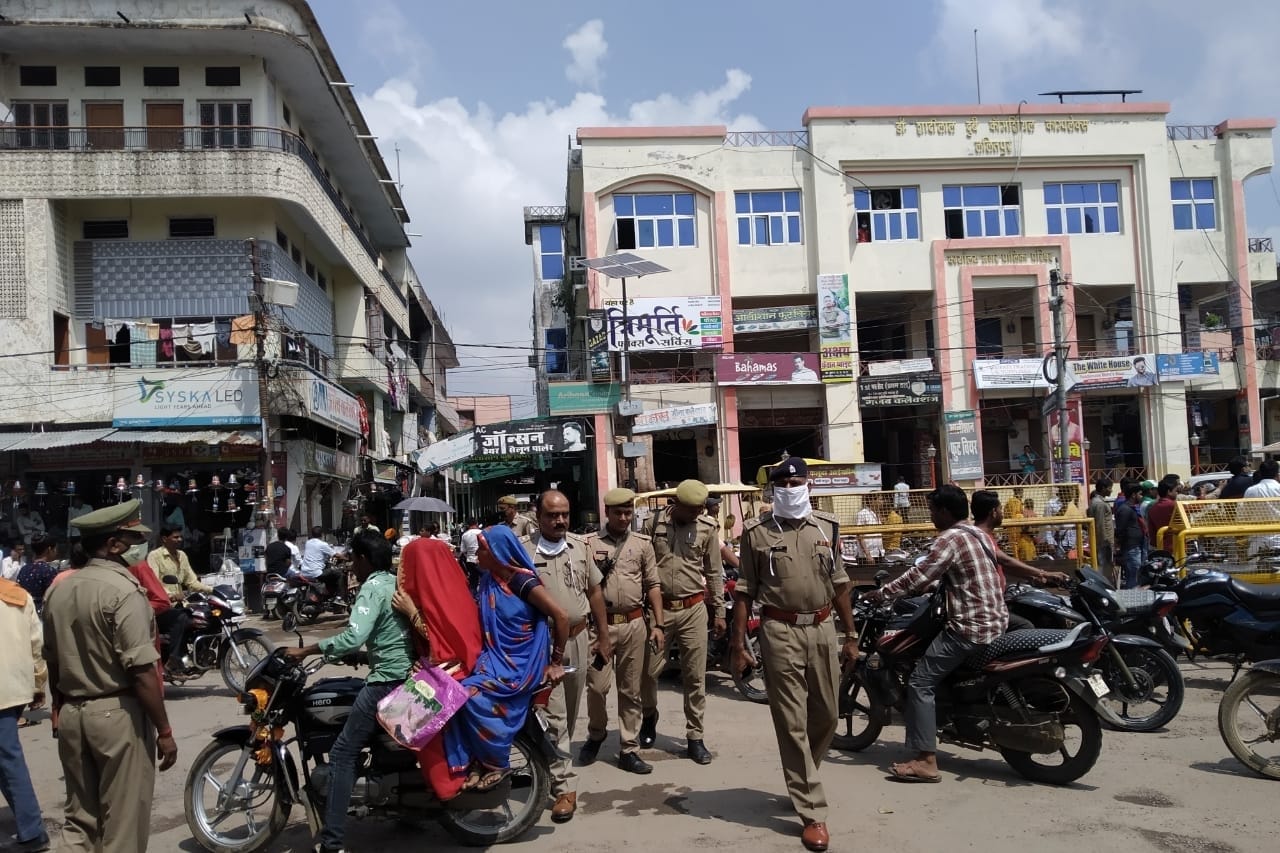 प्रदर्शन के दौरान मौजूद पुलिस बल प्रदर्शन के दौरान मौजूद पुलिस बल