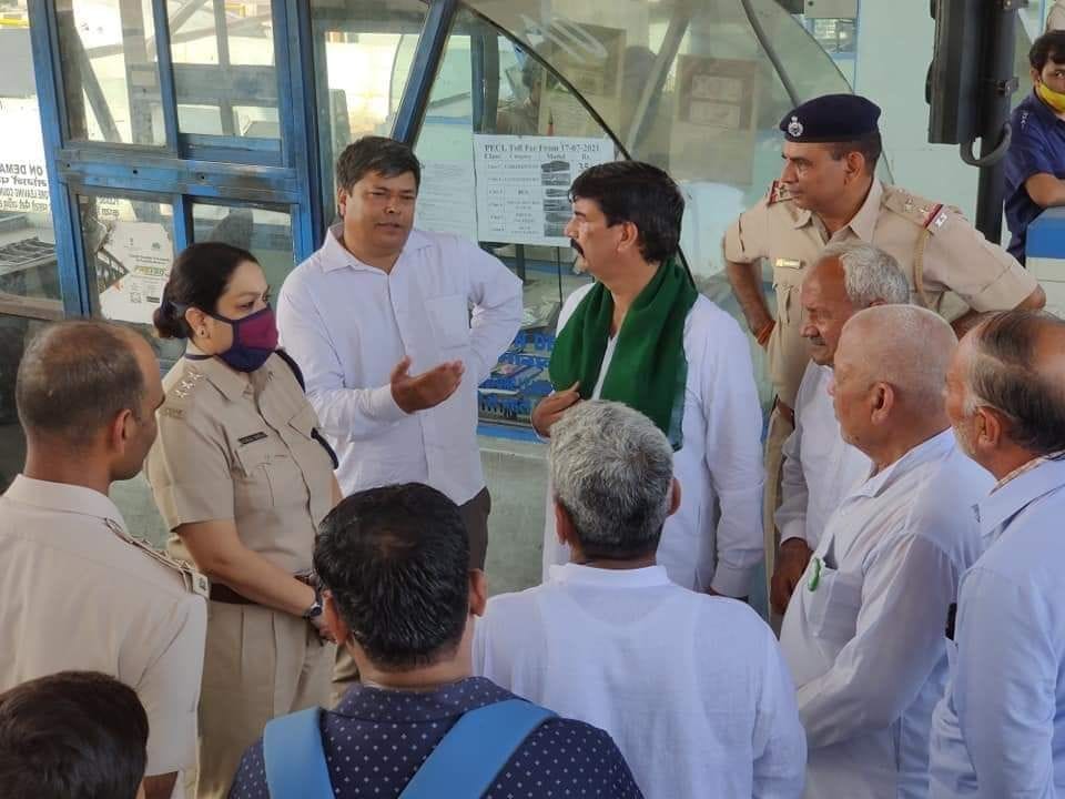 पानीपत। पानीपत टोल टैक्स पर डीएसपी पूजा डाबला किसानों से बातचीत करती हुई।