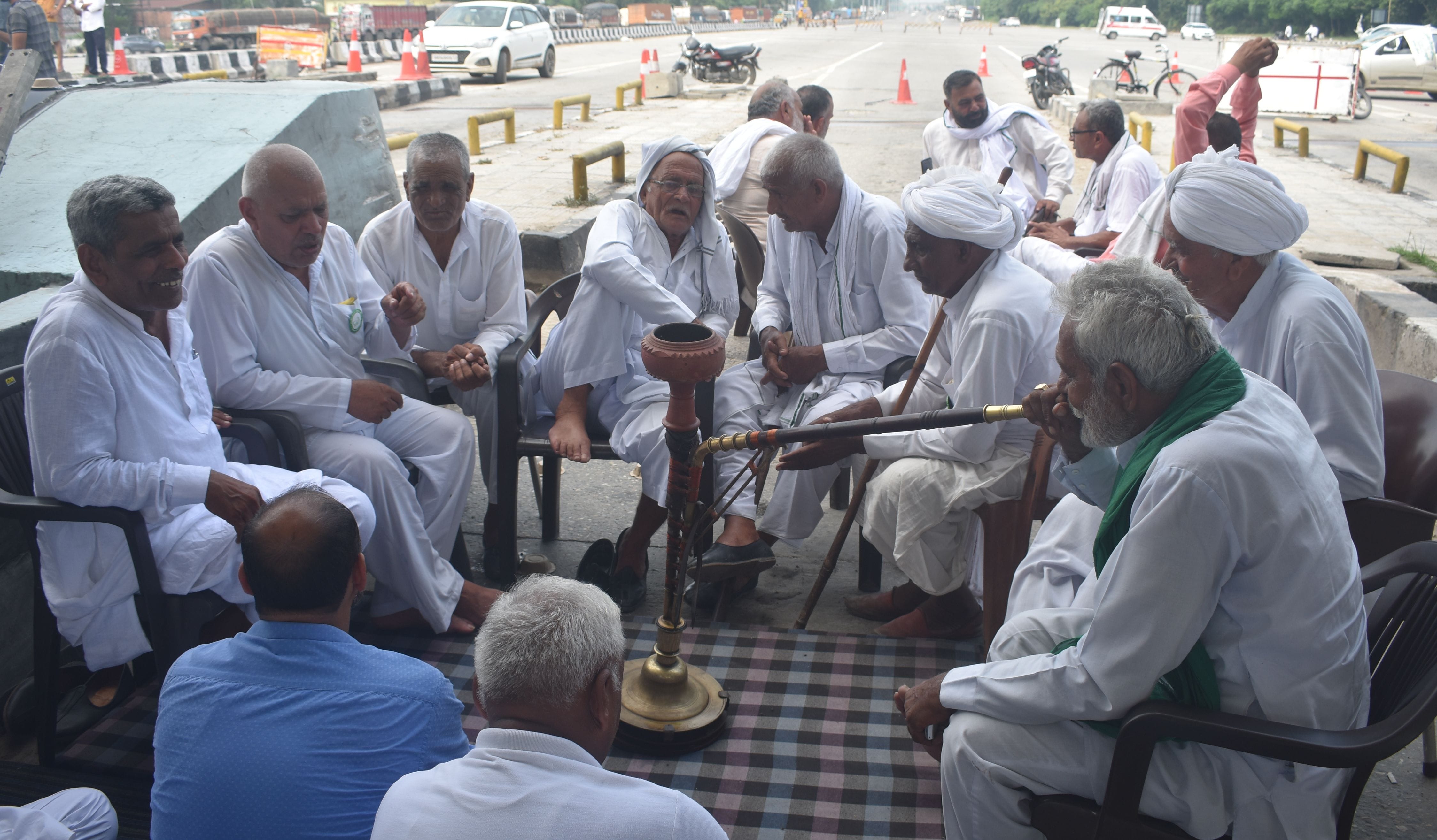 पानीपत। पानीपत टोल टैक्स पर धरने दे रहे किसान साथ हुक्का भी पीते हुए। पानीपत। पानीपत टोल टैक्स पर धरने दे रहे किसान साथ हुक्का भी पीते हुए।