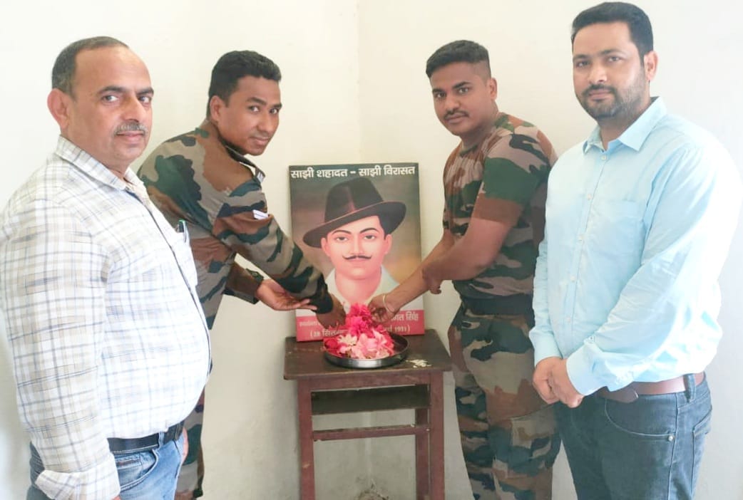 सुलतानपुर स्थित जेजे इंटर कॉलेज में शहीद भगतसिंह के चित्र पर पुष्पाजंलि अर्पित करते अध्यापक