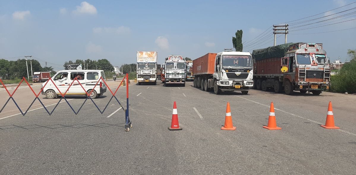 समालखा। समालखा हाइवे पर रोड पर बैरिकेटिंग कर खड़े हुए वाहन। समालखा। समालखा हाइवे पर रोड पर बैरिकेटिंग कर खड़े हुए वाहन।