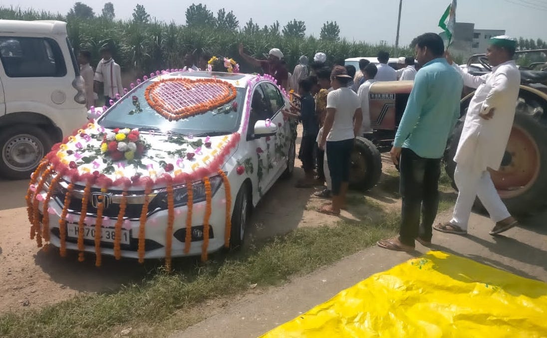 शामली : कैराना में जाम के दौरान फंसी दूल्हे की गाड़ी। शामली : कैराना में जाम के दौरान फंसी दूल्हे की गाड़ी।