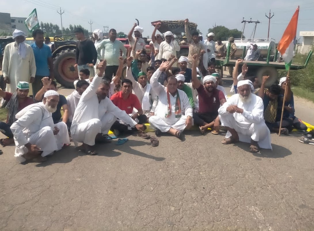 कैराना मे सडक पर जाम लगा कर धरना प्रदर्शन करते किसान कैराना मे सडक पर जाम लगा कर धरना प्रदर्शन करते किसान