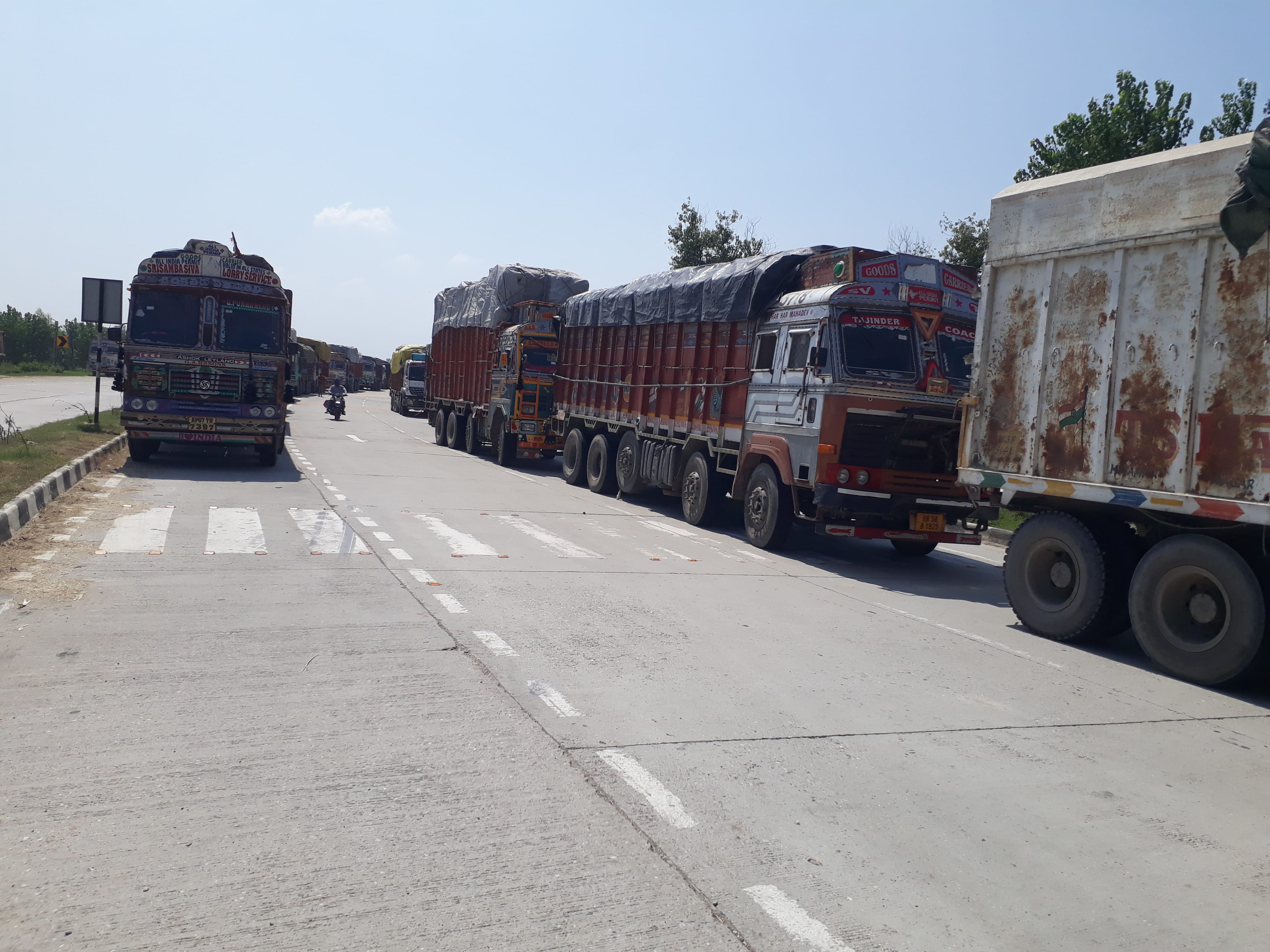 चक्का जाम के कारण लगा राजमार्ग पर वाहनों का जाम