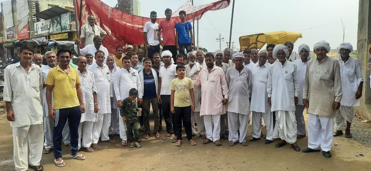सरकार के खिलाफ रोष प्रकट करते किसान। सरकार के खिलाफ रोष प्रकट करते किसान।
