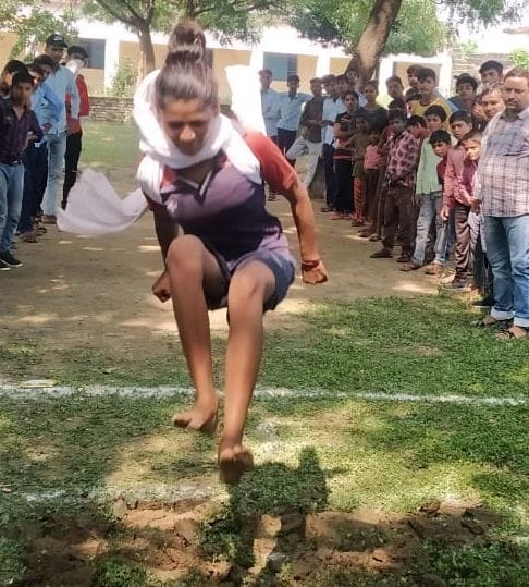 प्रतियोगिता में लंबी कूद में प्रतिभाग करती प्रतिभागी। संवाद प्रतियोगिता में लंबी कूद में प्रतिभाग करती प्रतिभागी। संवाद