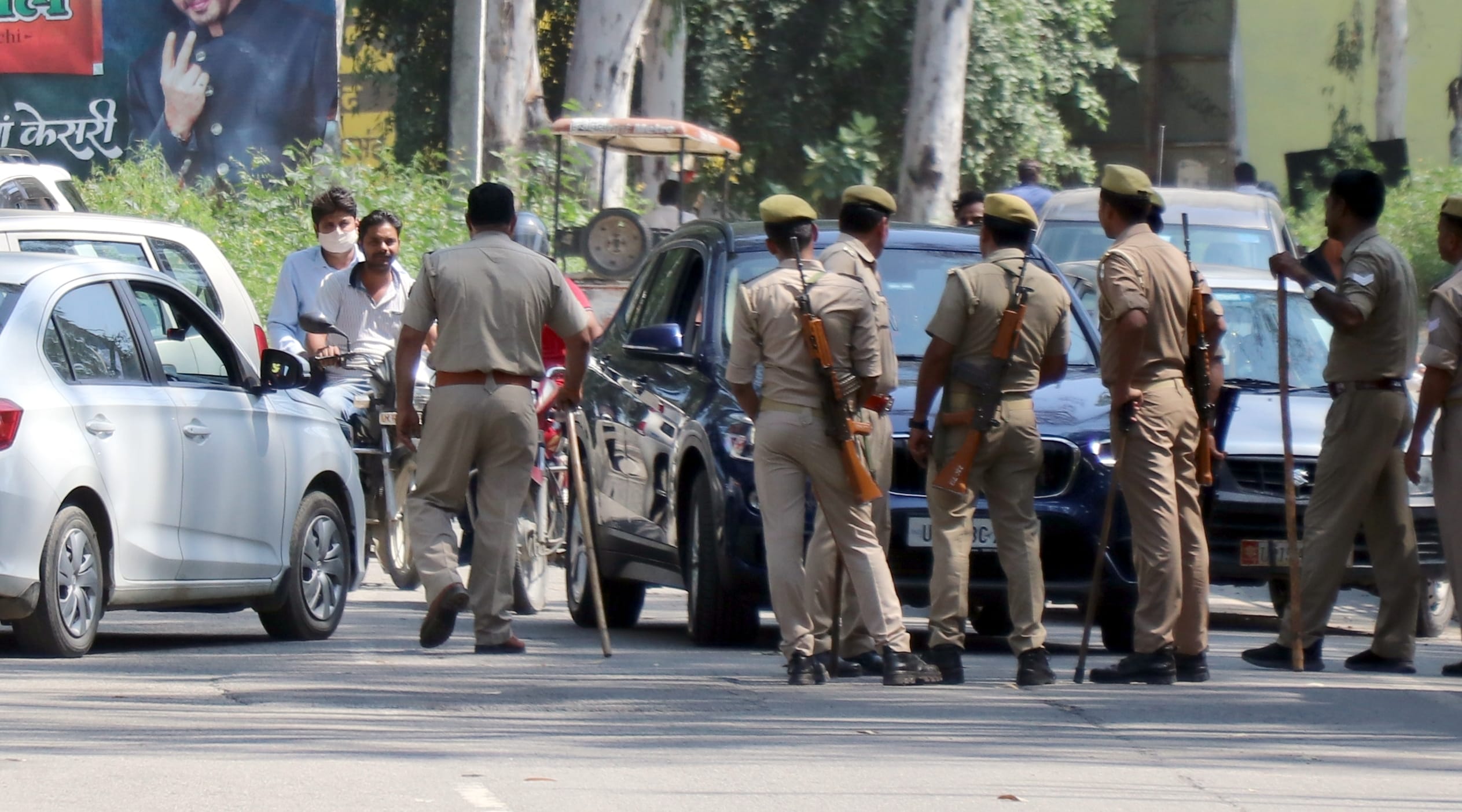 दिल्ली पौढ़ी हाइवे पर बिजनौर में चक्का जाम के दौरान वाहनों का रोकते पुलिसकर्मी। दिल्ली पौढ़ी हाइवे पर बिजनौर में चक्का जाम के दौरान वाहनों का रोकते पुलिसकर्मी।