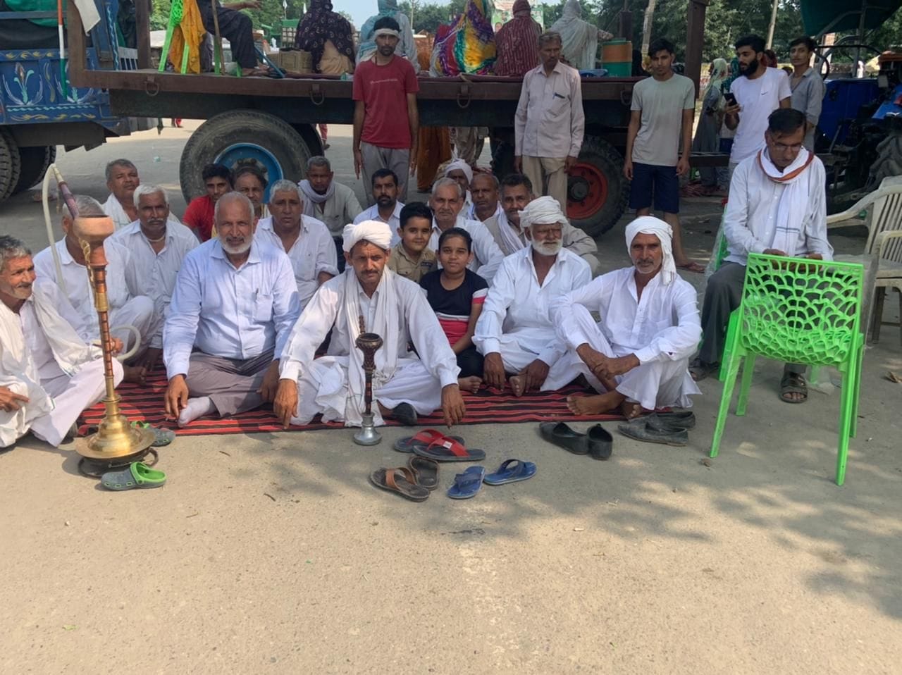 पानीपत। गांव उग्राखड़ी के पास रोड जाम कर निचे जमीन पर बैठे हुए किसान। पानीपत। गांव उग्राखड़ी के पास रोड जाम कर निचे जमीन पर बैठे हुए किसान।