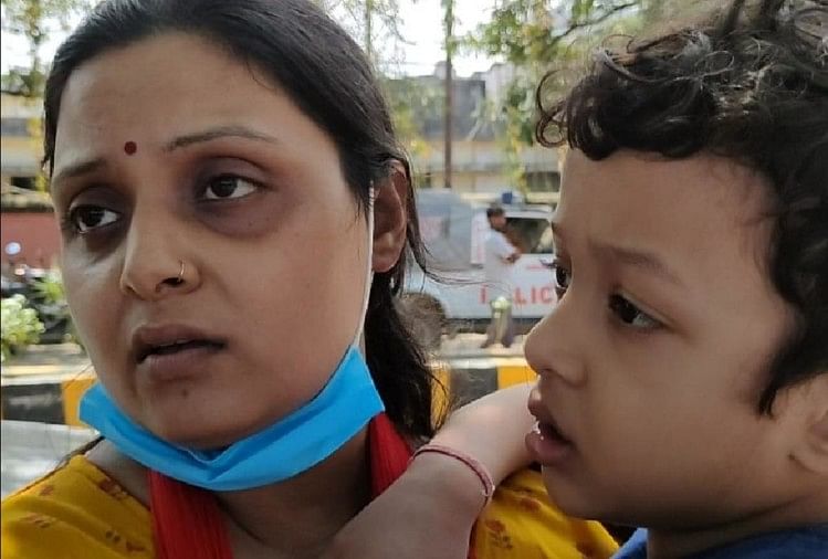 मृत कारोबारी मनीष की पत्नी व बेटा।