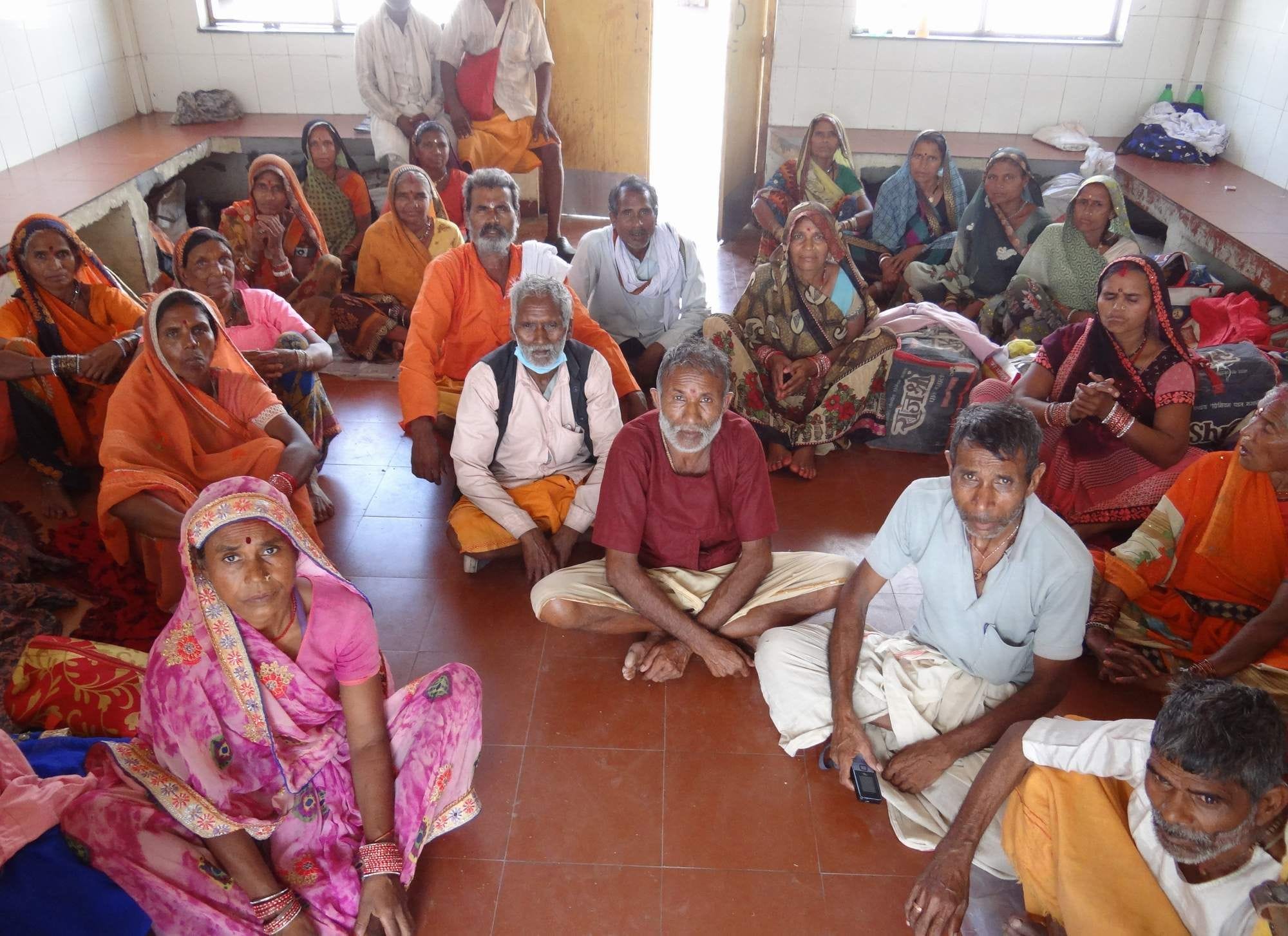 आईएसबीटी परिसर के प्रतिक्षालय कक्ष में पंजीकरण का इंतजार करते मध्यप्रदेश के लोग। आईएसबीटी परिसर के प्रतिक्षालय कक्ष में पंजीकरण का इंतजार करते मध्यप्रदेश के लोग।