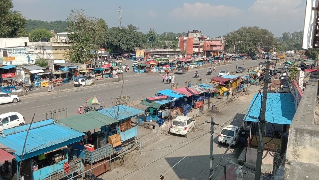 बाहरी राज्यों से बसों के न आने से सूना पड़ा लखनपुर का मुख्य अड्डा, संवाद। बाहरी राज्यों से बसों के न आने से सूना पड़ा लखनपुर का मुख्य अड्डा, संवाद।