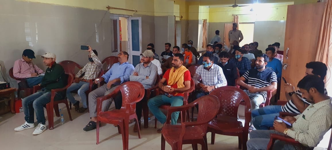 बैठक में उपस्थित ट्रैक्टर यूनियन के सदस्य।