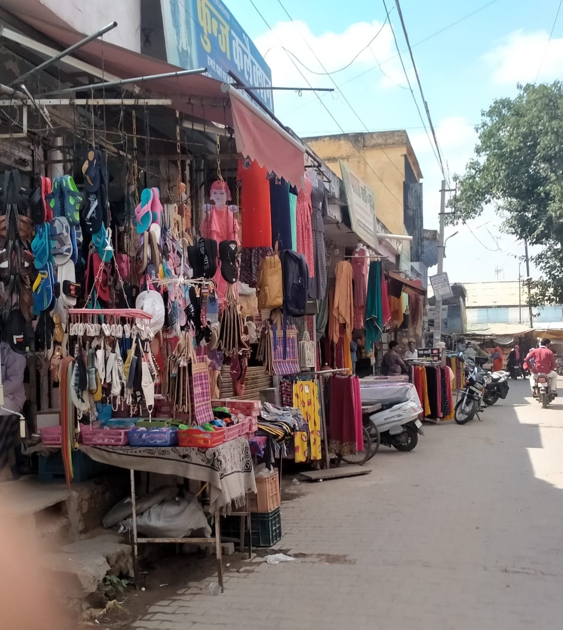  परशुराम चौक पर दुकानदारों द्वारा लगाया गया अतिक्रमण