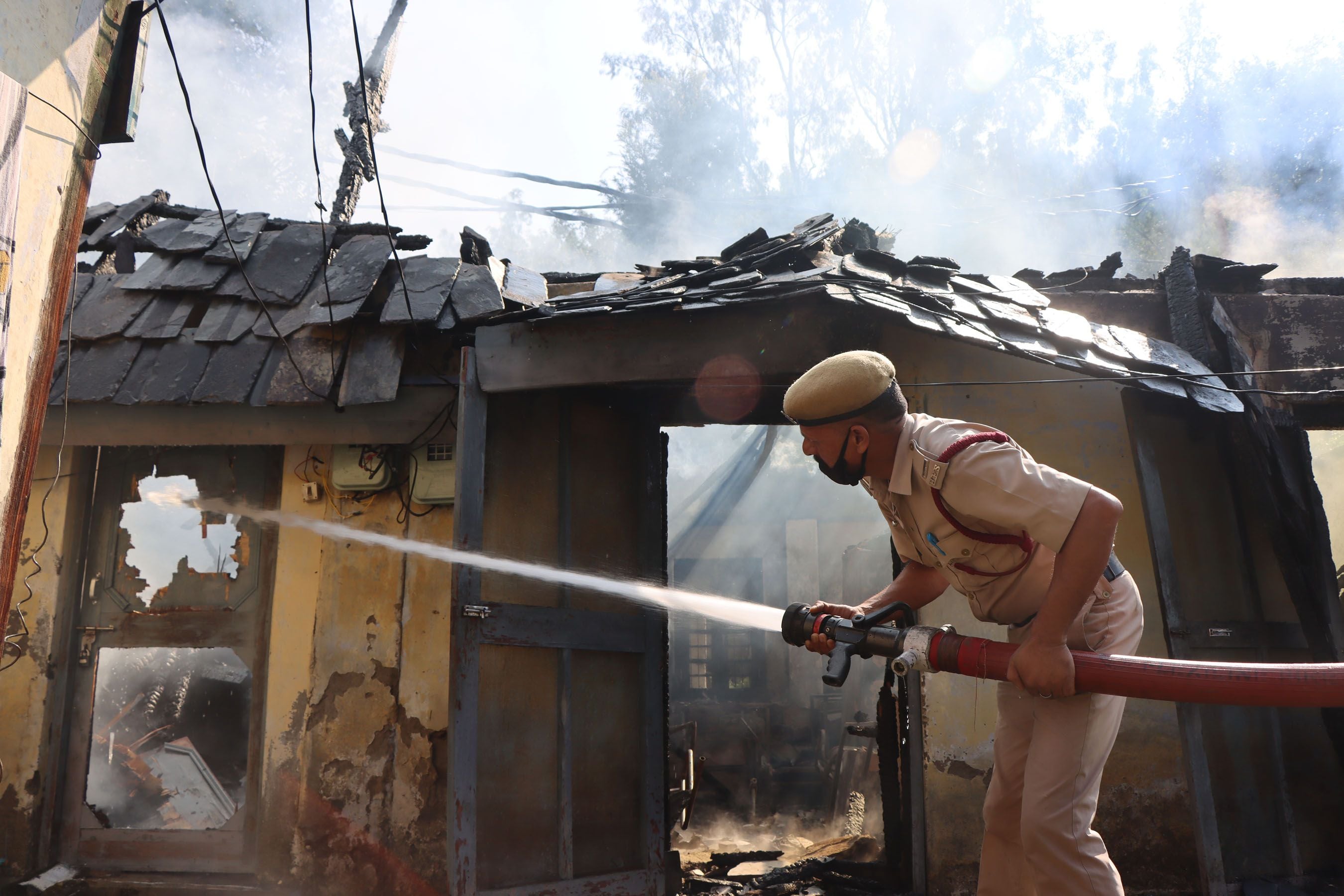 खलियार में आग को बुझात अग्निशमन विभाग के कर्मचारी खलियार में आग को बुझात अग्निशमन विभाग के कर्मचारी