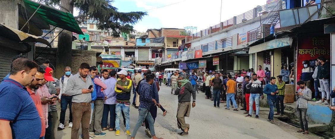 लोहाघाट स्टेशन बाजार में बाइक दुर्घटना के बाद लगी लोगों की भारी भीड़।