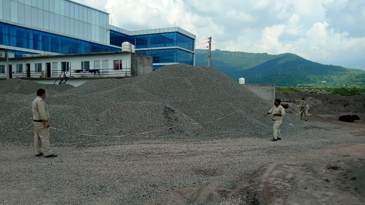 स्टोन क्रशर पर रखे माल की नाप करते माइनिंग विभाग के कर्मचारी, संवाद।
