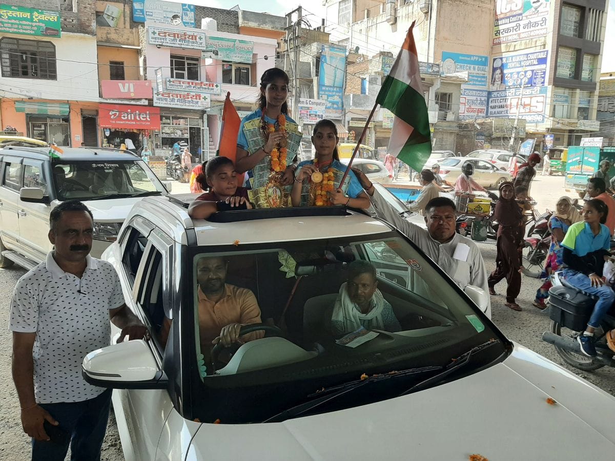 समालखा। मेडल जीतकर लौटी खिलाड़ियों का स्वागत करते हुए पार्षद प्रवीन बॉबी व साथ में मौजूद अन्य।