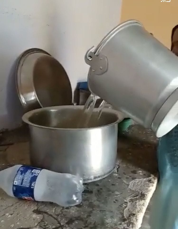 लखावटी क्षेत्र के स्कूल में दूध में पानी मिलाने वाले वायरल वीडियो का स्क्रीनशॉट। 