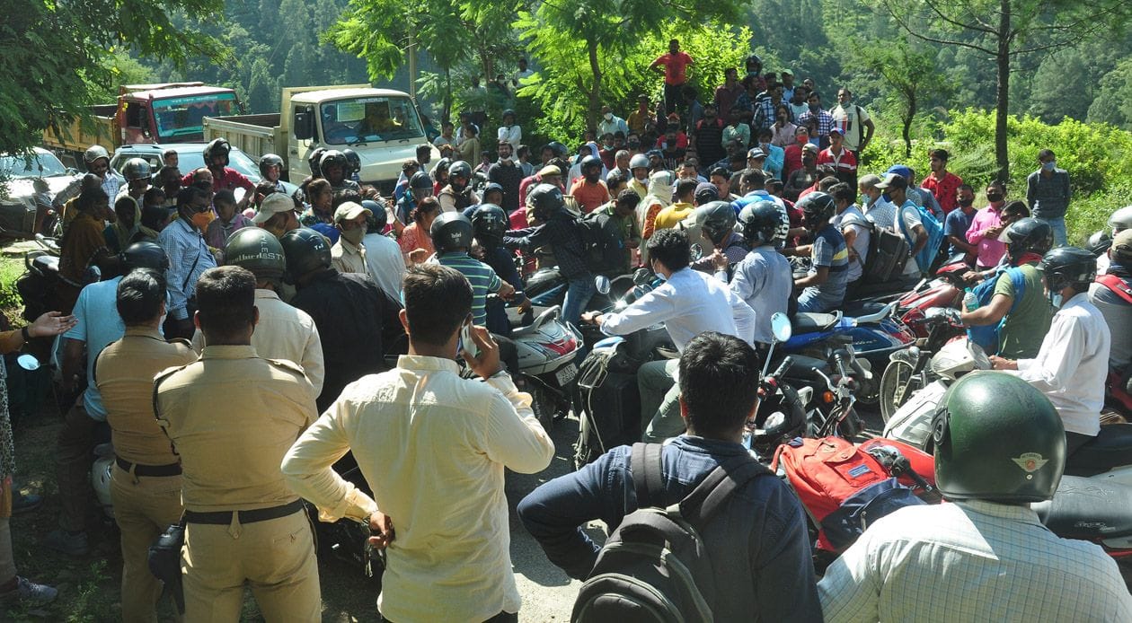 गुलदार को पकड़ने के लिए पिंजरा लगाने की मांग को लेकर गंगा दर्शन बैंड के समीप जाम लगाते उफल्ड़ा के ? गुलदार को पकड़ने के लिए पिंजरा लगाने की मांग को लेकर गंगा दर्शन बैंड के समीप जाम लगाते उफल्ड़ा के ?