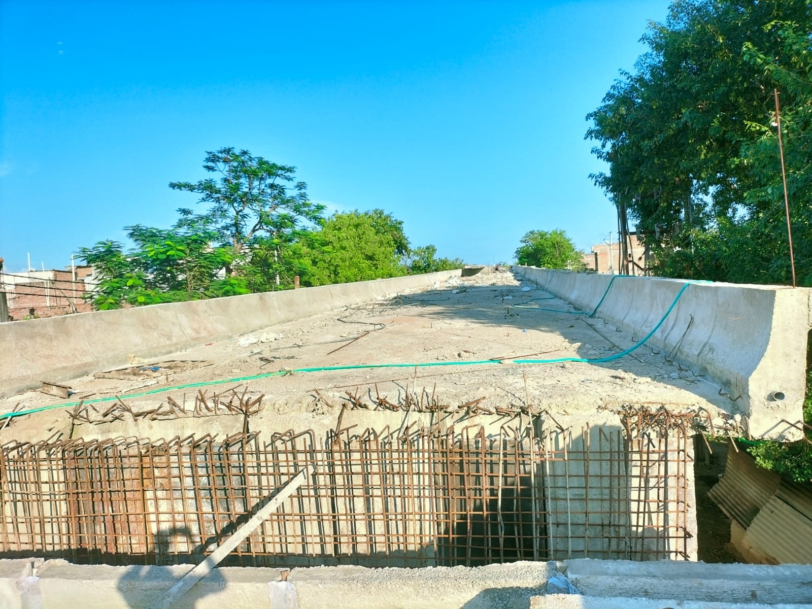 ओवरब्रिज पर डला स्लिप