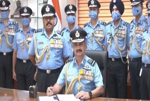 एयर चीफ मार्शल विवेक राम चौधरी ने इस पद पर एयर चीफ मार्शल आरकेएस भदौरिया की जगह ली है।