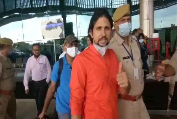prayagraj : आनंद गिरि को हरिद्वार से लेकर प्रयागराज एयरपोर्ट पहुंची सीबीआई टीम।