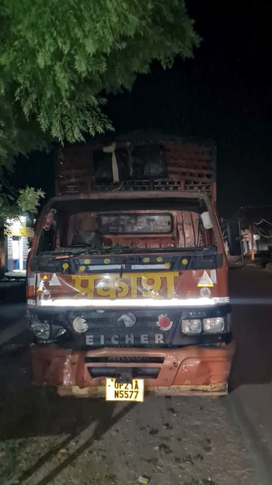 अमरोहा कांठ रोड पर हादसे में बाद कैंटर। अमरोहा कांठ रोड पर हादसे में बाद कैंटर।