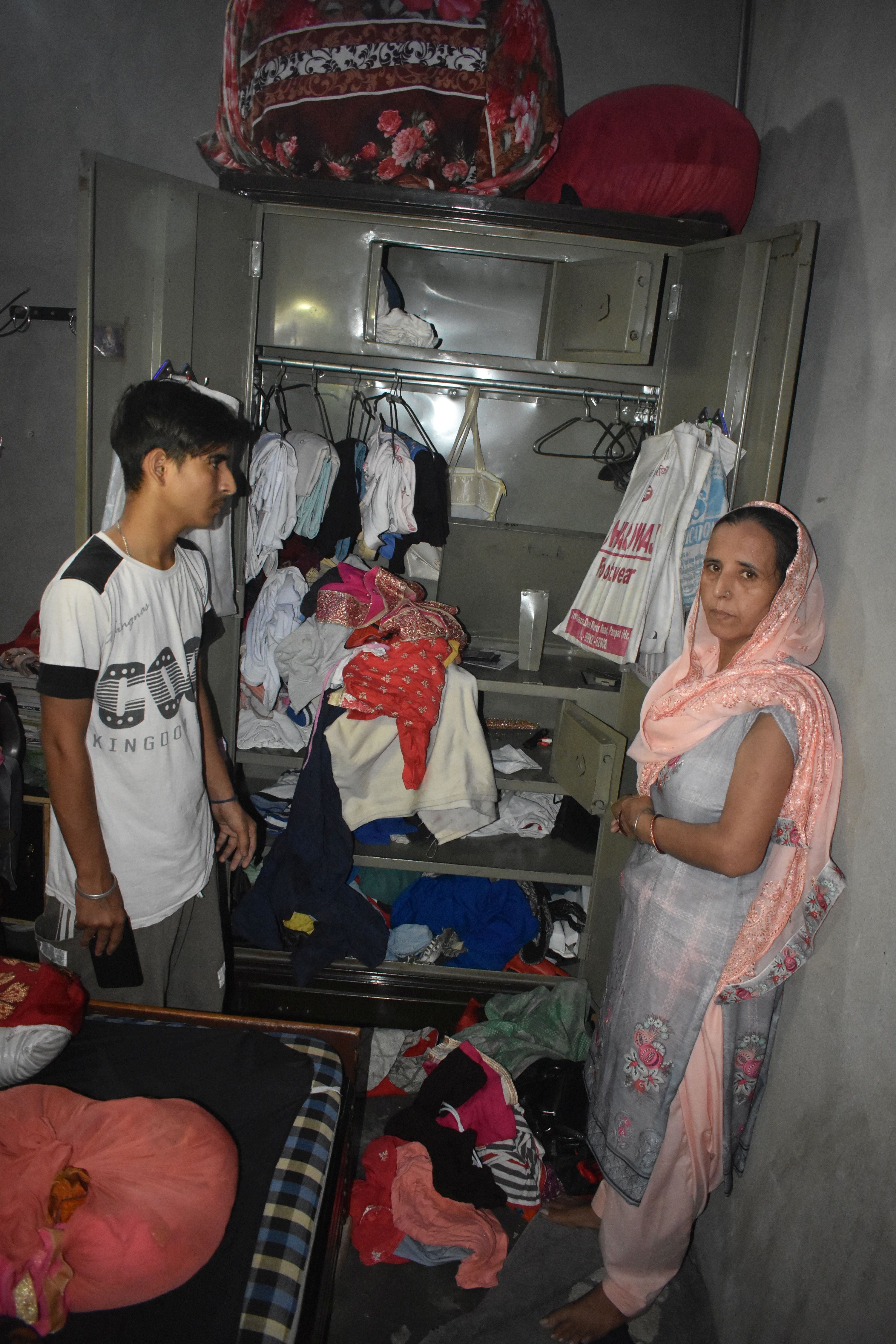 पानीपत। अलमारी में बिखरा पड़े समान को दिखाते हुई पीड़ित सपना व उनका बेटा। पानीपत। अलमारी में बिखरा पड़े समान को दिखाते हुई पीड़ित सपना व उनका बेटा।