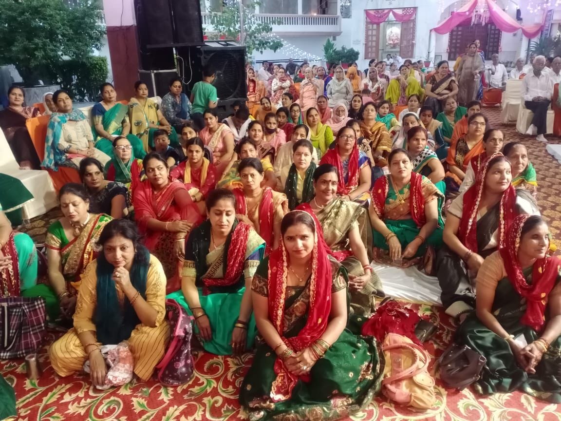 पानीपत। कथा सुनती हुई महिला श्रद्धालु। पानीपत। कथा सुनती हुई महिला श्रद्धालु।