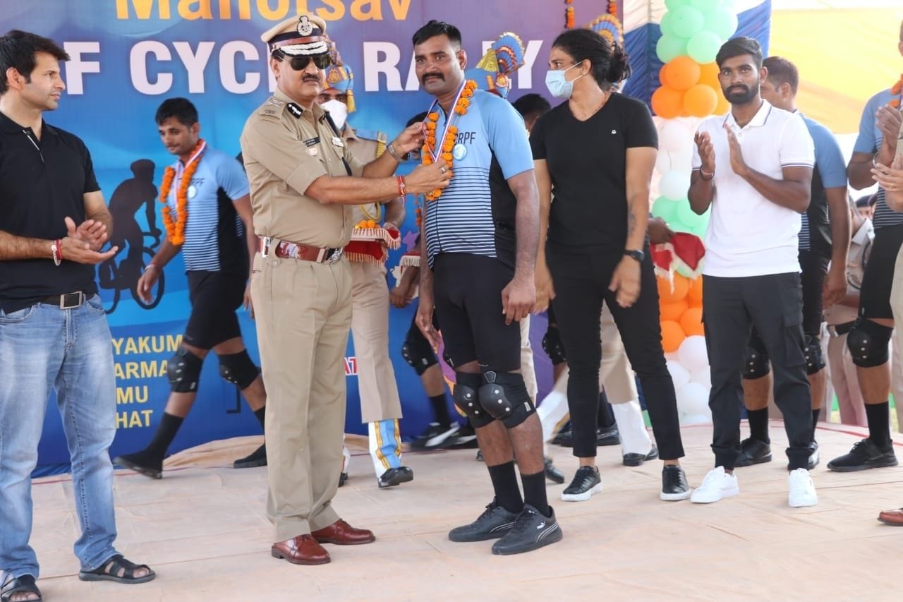 साइकिल रैली में शामिल जवानों का फूलमाला पहनाकर स्वागत करते डीआईजी डीएस ग्रेवाल। संवाद साइकिल रैली में शामिल जवानों का फूलमाला पहनाकर स्वागत करते डीआईजी डीएस ग्रेवाल। संवाद