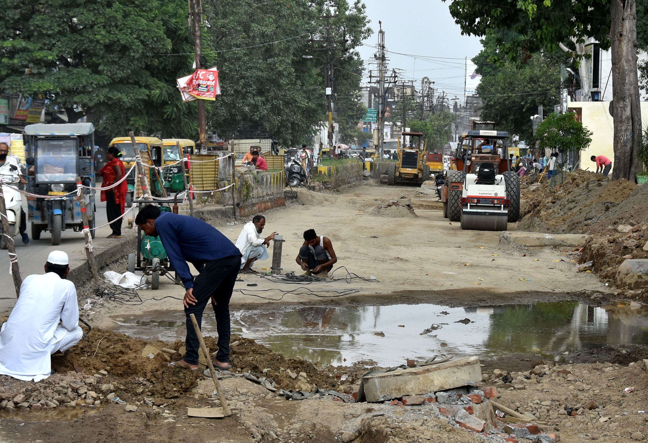 रेलवे रोड पर सड़क का काम शुरू हुआ रेलवे रोड पर सड़क का काम शुरू हुआ