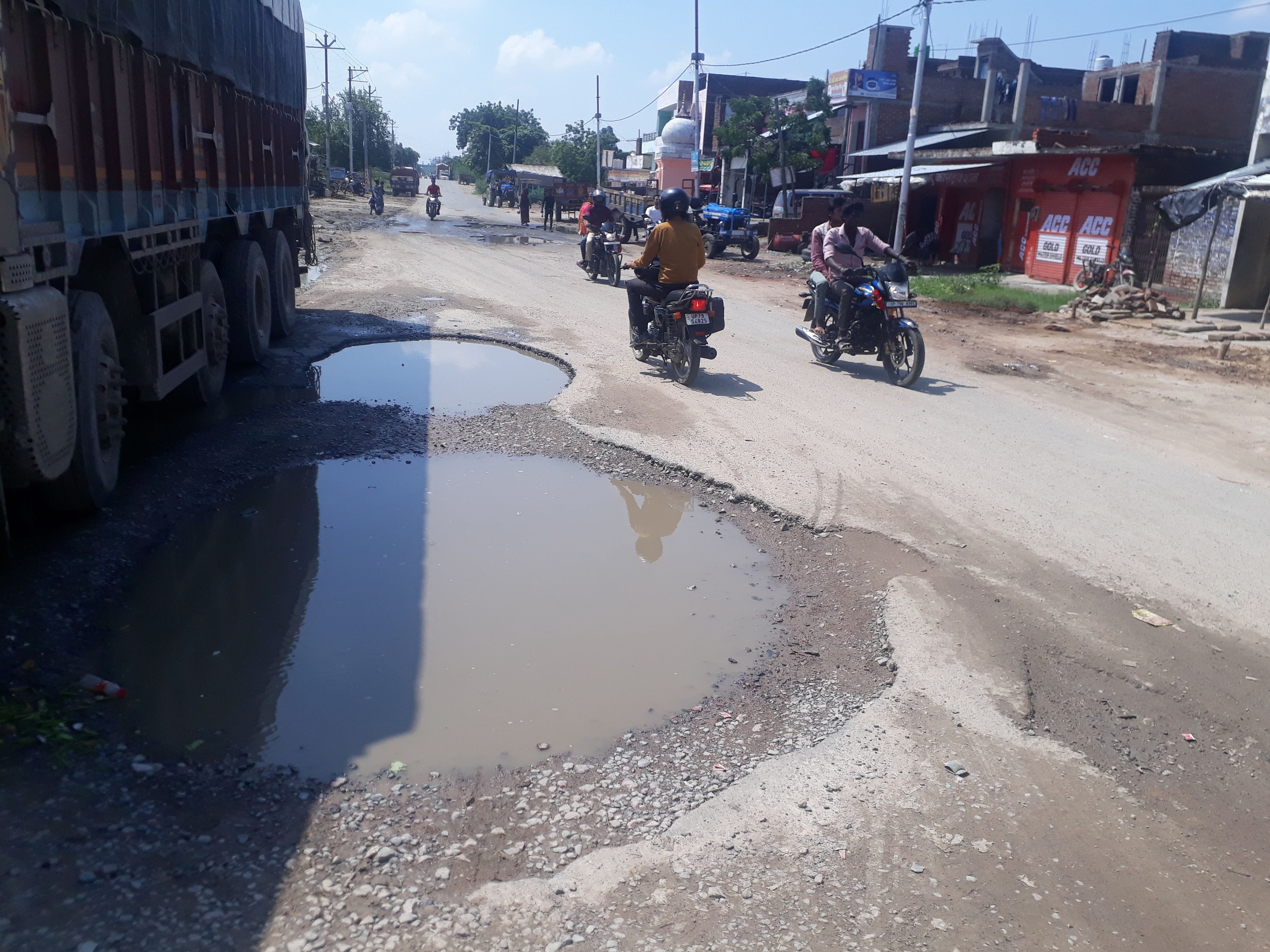 मंगलपुर-रसूलाबाद मार्ग के गड्ढों में भरा पानी। (संवाद) मंगलपुर-रसूलाबाद मार्ग के गड्ढों में भरा पानी। (संवाद)