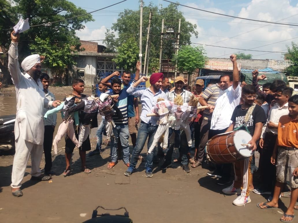 पानीपत। सनौली रोड पर गांव उग्राखेड़ी के पास भरे पानी में लोग ढोल व सरकार के नेता का पुतला लेकर पान? पानीपत। सनौली रोड पर गांव उग्राखेड़ी के पास भरे पानी में लोग ढोल व सरकार के नेता का पुतला लेकर पान?