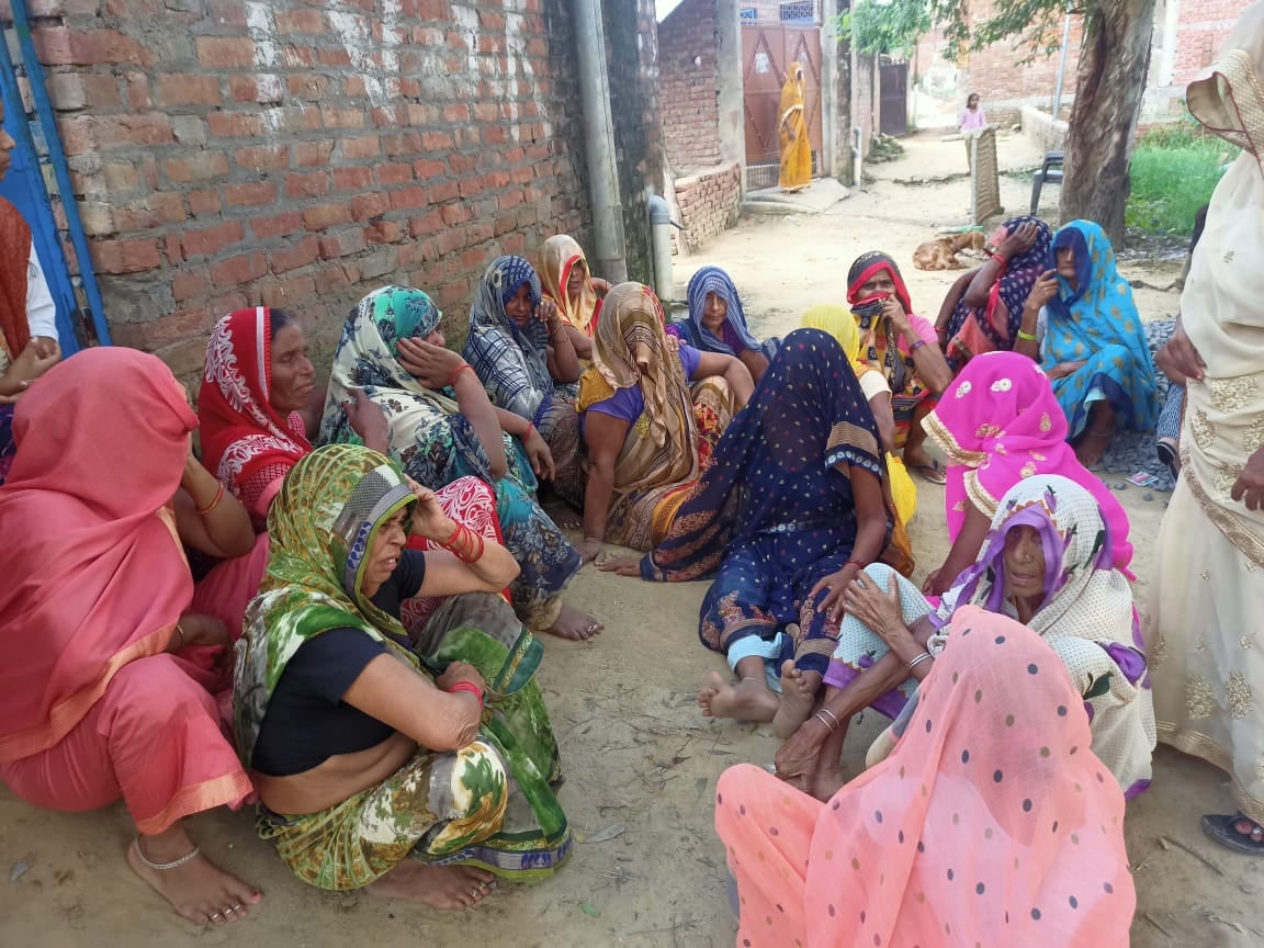 घर में रोते परिवार व गांव की महिलाएं