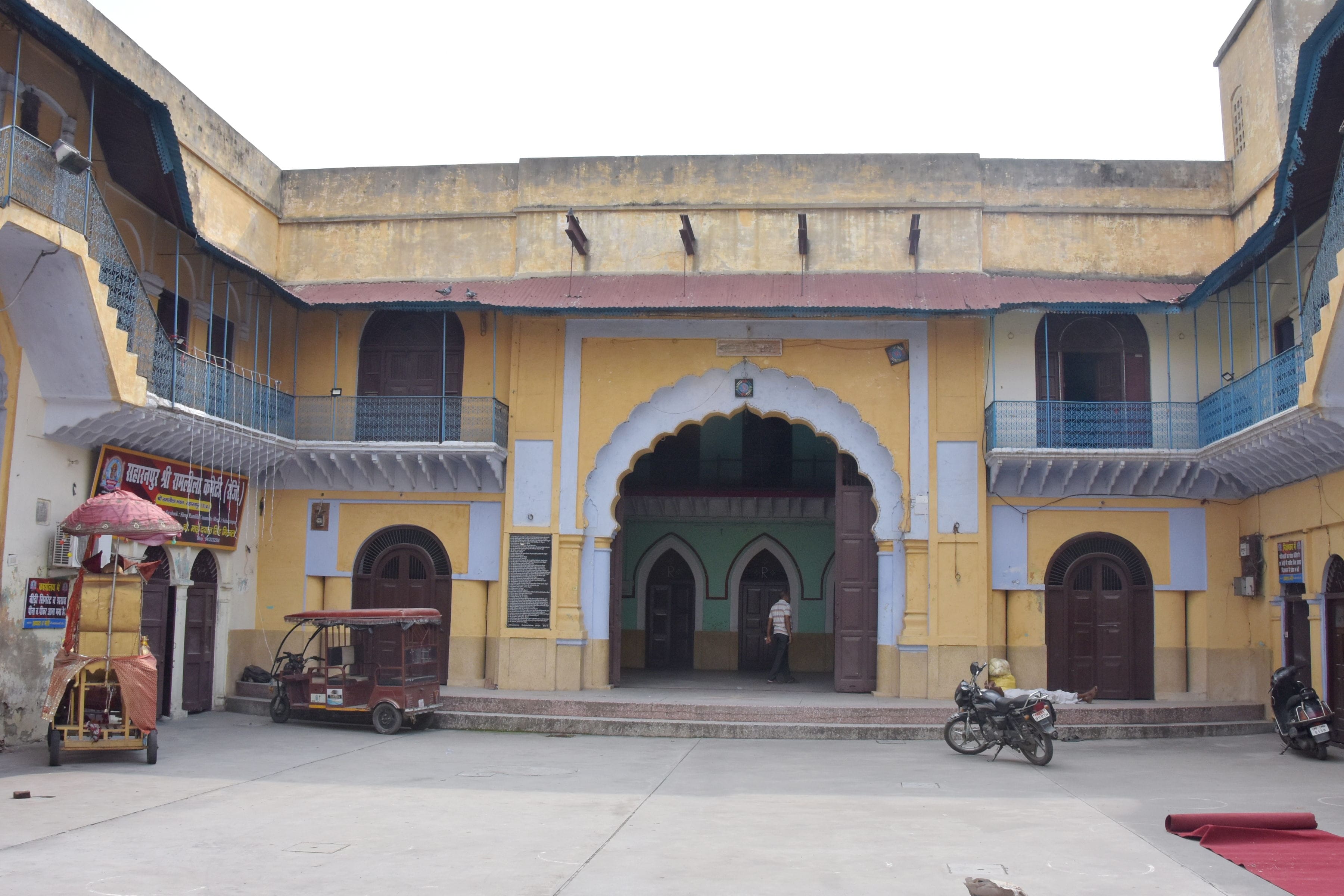 प्राचीन रामलीला भवन में लीला का मंचन स्थल प्राचीन रामलीला भवन में लीला का मंचन स्थल
