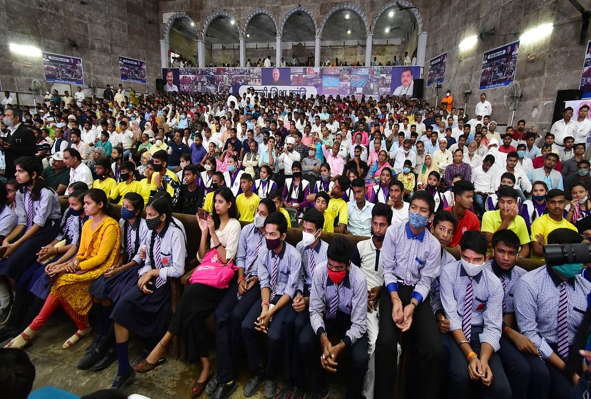 Varanasi News Updates: UP Assembly Election: Manish Sisodia said - If the government is formed in UP, then education will be done on Harvard and Cambridge model in schools 2 Prayagraj News: Students present in Manish Sisodia's program.